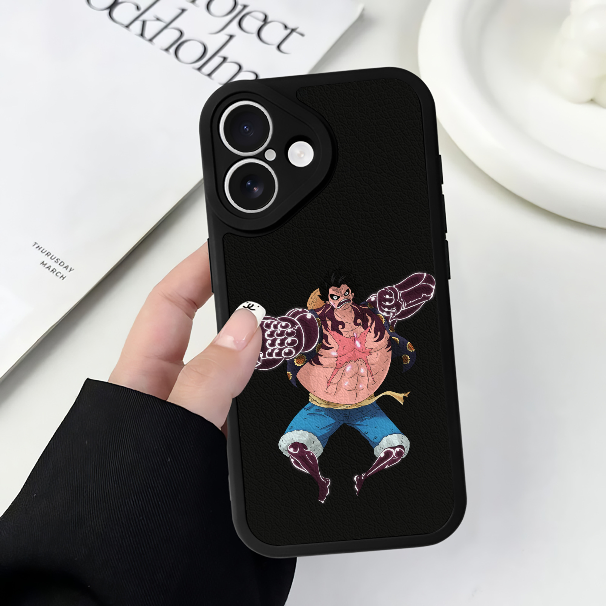 （画像用） ワンピース モンキー・D・ルフィ ONE PIECE Monkey D. Luffy 【iPhone 16シリーズ対応】シリコンスマホケース（レザー調） 材質：シリコン